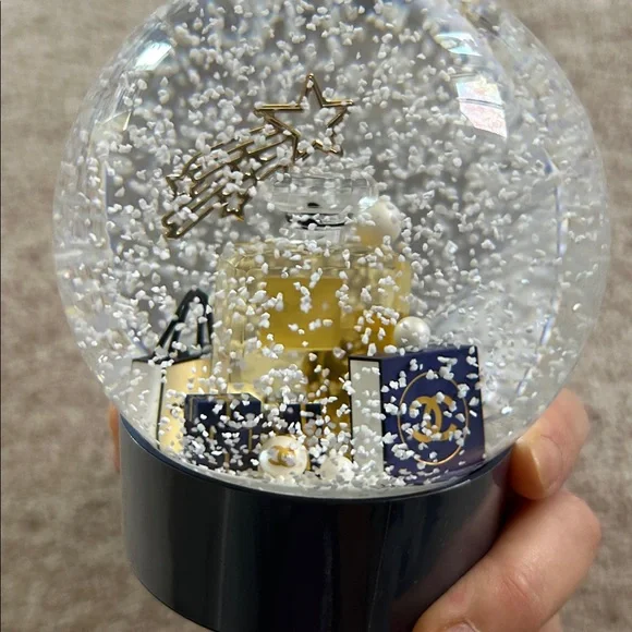 Chanel beauty -Snow globe - Picture 6 of 11